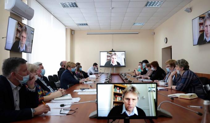 Луганщина своєчасно впровадила запобіжні заходи, лікарі спрацювали на високому рівні, – медики США під час телемосту щодо протидії COVID-19 Луганщина своєчасно впровадила запобіжні заходи, лікарі спрацювали на високому рівні, – медики США під час телемосту щодо протидії COVID-19