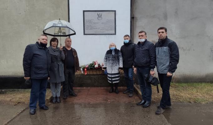 Покладання квітів до Пам’ятного знака загиблих польських офіцерів Покладання квітів до Пам’ятного знака загиблих польських офіцерів