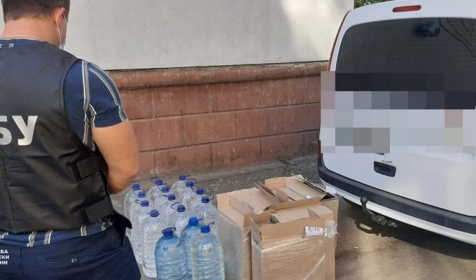 СБУ ліквідувала масштабне виробництво контрафактного алкоголю на Луганщині: понад 12 тон фальсифікату «розійшлося» за 9 місяців СБУ ліквідувала масштабне виробництво контрафактного алкоголю на Луганщині: понад 12 тон фальсифікату «розійшлося» за 9 місяців