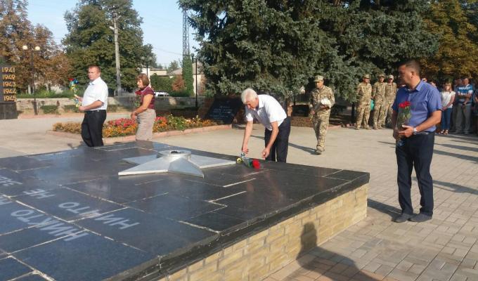 Покладання квітів на Меморіалі Слави у міському парку Покладання квітів на Меморіалі Слави у міському парку