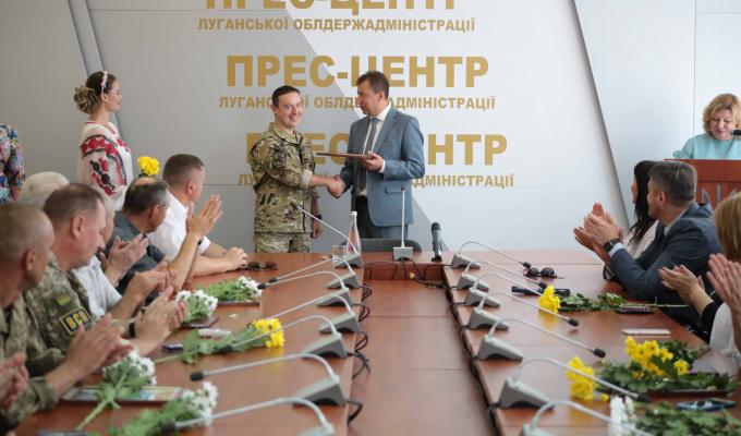 Жителям Луганщини та військовим Віталій Комарницький вручив державні нагороди та обласні відзнаки Жителям Луганщини та військовим Віталій Комарницький вручив державні нагороди та обласні відзнаки