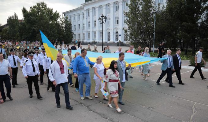 Віталій Комарницький очолив урочисту ходу вулицями Сєвєродонецька Віталій Комарницький очолив урочисту ходу вулицями Сєвєродонецька