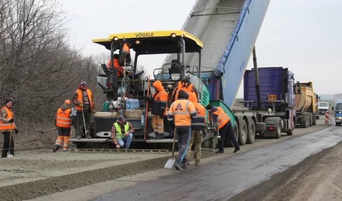 Ремонт дороги між Лисичанськом та Бахмутом завершать вже в червні Ремонт дороги між Лисичанськом та Бахмутом завершать вже в червні