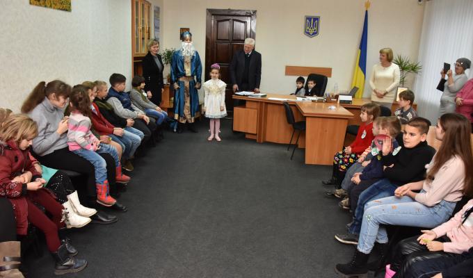 ПРИВІТАННЯ КЕРІВНИЦТВОМ РАЙОНУ З ДНЕМ СВЯТОГО МИКОЛАЯ ПРИВІТАННЯ КЕРІВНИЦТВОМ РАЙОНУ З ДНЕМ СВЯТОГО МИКОЛАЯ