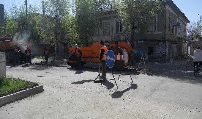 В Старобільському районі продовжуються ремонтні роботи аварійних ділянок доріг з твердим покриттям