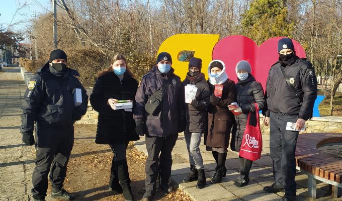 Вулична акція до Всесвітнього дня боротьби зі СНІДом Вулична акція до Всесвітнього дня боротьби зі СНІДом