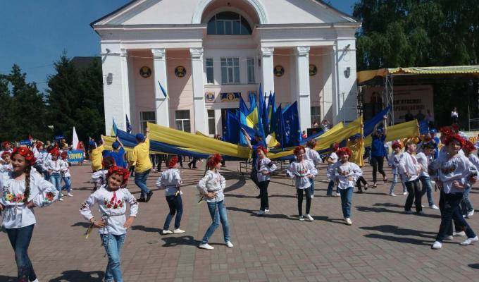 Відбувся районний фестиваль, присвячений Дню української вишиванки та 15-й річниці Дня Європи Відбувся районний фестиваль, присвячений Дню української вишиванки та 15-й річниці Дня Європи