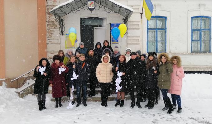 До 100-ї річниці Дня Соборності України мешканці Старобільщини проводять акцію «Міст з’єднання» До 100-ї річниці Дня Соборності України мешканці Старобільщини проводять акцію «Міст з’єднання»