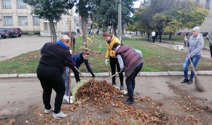 Провели впорядкування прилеглої території біля приміщення райдержадміністрації Провели впорядкування прилеглої території біля приміщення райдержадміністрації