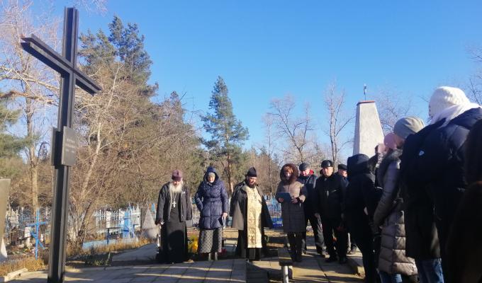 Покладанні квітів та панахида за жертвами Голодомору Покладанні квітів та панахида за жертвами Голодомору