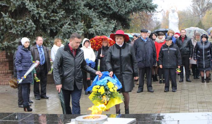 Покладання квітів з нагоди Дня визволення України від фашистських загарбників Покладання квітів з нагоди Дня визволення України від фашистських загарбників