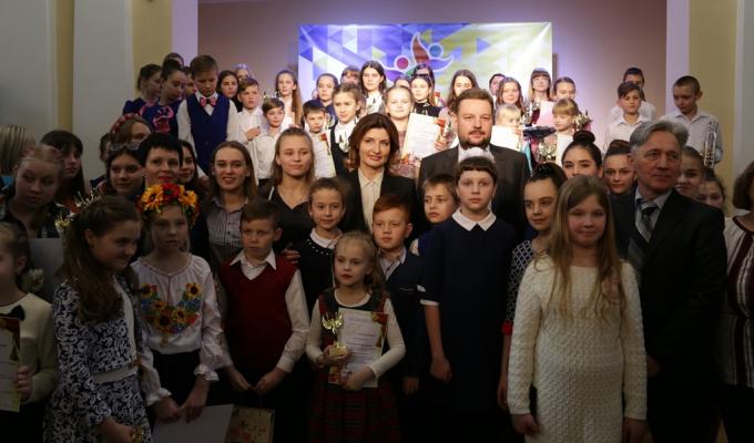 У Сєвєродонецьку Марина Порошенко нагородила юних лауреатів обласних конкурсів художньої творчості У Сєвєродонецьку Марина Порошенко нагородила юних лауреатів обласних конкурсів художньої творчості
