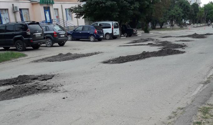 Розпочався аварійний ремонт дороги на центральній вулиці смт Марківка Розпочався аварійний ремонт дороги на центральній вулиці смт Марківка