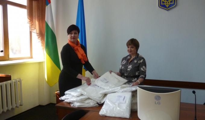 КУ "Старобільський територіальний центр соціального обслуговування" отримала від СТОВ «Агродар» захисні комбінезони та засоби індивідуального захисту для соціальних робітників КУ "Старобільський територіальний центр соціального обслуговування" отримала від СТОВ «Агродар» захисні комбінезони та засоби індивідуального захисту для соціальних робітників