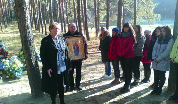 Передача духовенству ікони Покрови Пресвятої Богородиці Передача духовенству ікони Покрови Пресвятої Богородиці