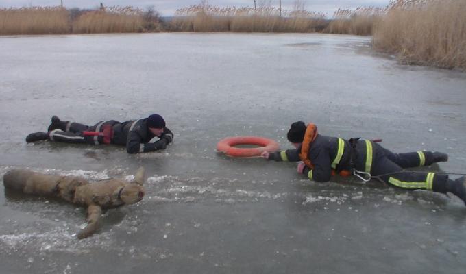 Тонкий лід. Дії у разі потрапляння у крижану воду Тонкий лід. Дії у разі потрапляння у крижану воду