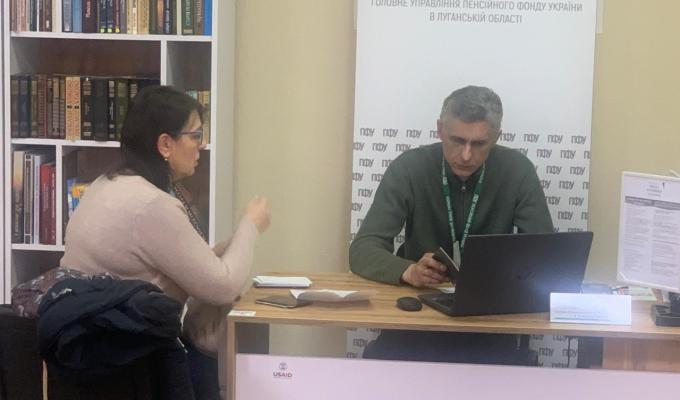 24 грудня на базі Гуманітарного хабу Старобільської РВА Луганської області фахівець Головного управління Пенсійного фонду України в Луганській області консультував внутрішньо переміщених осіб з Луганської області, які тимчасово мешкають у Києві 24 грудня на базі Гуманітарного хабу Старобільської РВА Луганської області фахівець Головного управління Пенсійного фонду України в Луганській області консультував внутрішньо переміщених осіб з Луганської області, які тимчасово мешкають у Києві