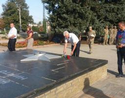 Покладання квітів на Меморіалі Слави у міському парку