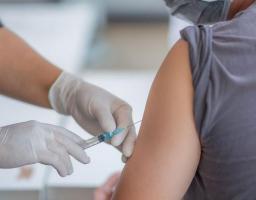 43% дорослого населення Старобільського району вакциновано від COVID-19 (Інфографіка)