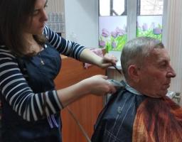 КУ «Терцентр» надає безкоштовні послуги перукаря