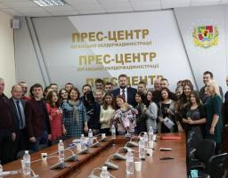 Сергій Філь вручив ключі від квартир дітям-сиротам