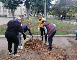 Провели впорядкування прилеглої території біля приміщення райдержадміністрації