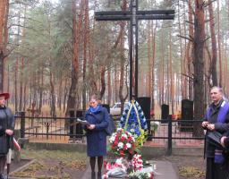 28 жовтня 2017 року відбулось покладання квітів з нагоди відзначення Дня поминання загиблих польських офіцерів.