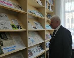 Анатолій Гаркавий відвідав книжкову виставку в Старобільській центральній районній бібліотеці