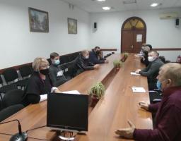 КРУГЛИЙ СТІЛ ІЗ БУДІВЕЛЬНИКАМИ