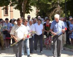 Покладання  квітів до Вічного вогню та пам'ятного знаку 