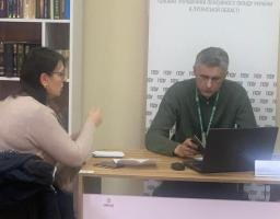 24 грудня на базі Гуманітарного хабу Старобільської РВА Луганської області фахівець Головного управління Пенсійного фонду України в Луганській області консультував внутрішньо переміщених осіб з Луганської області, які тимчасово мешкають у Києві